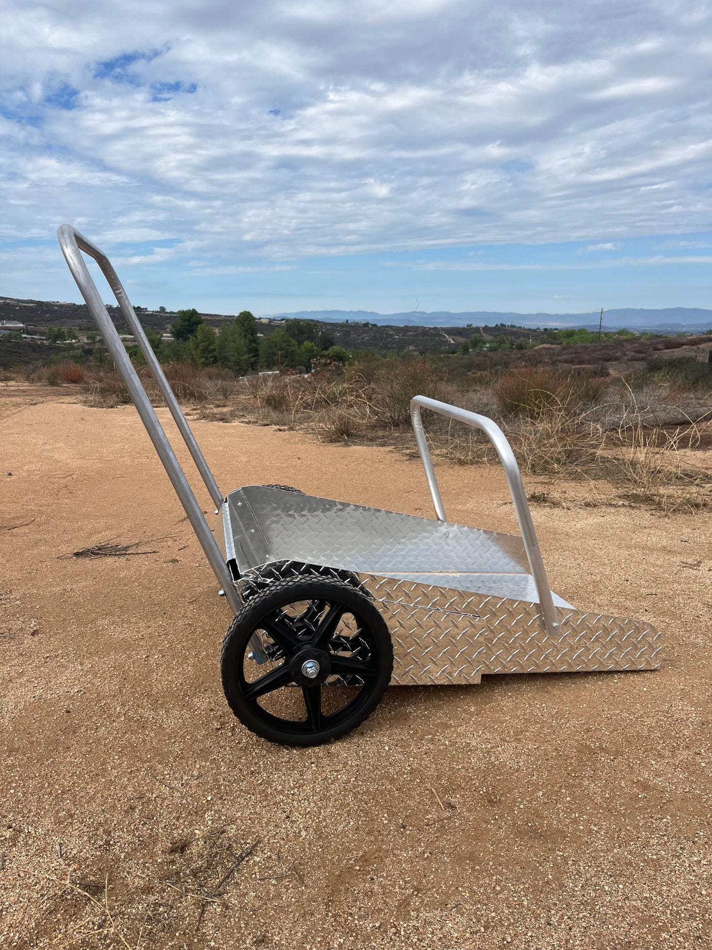 Muck Truck Wheelbarrow w/Removable Tray
