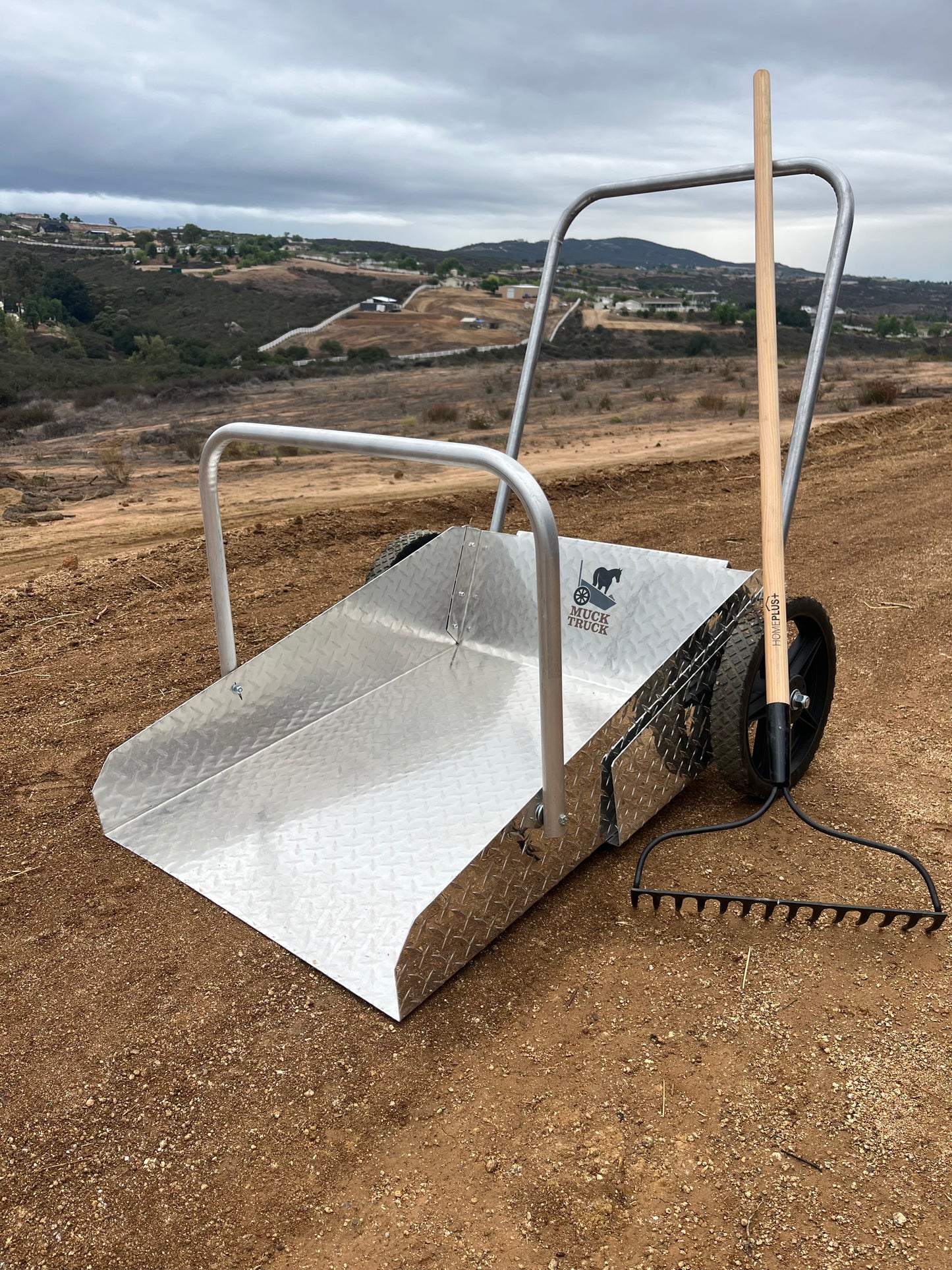 Muck Truck Wheelbarrow w/Removable Tray