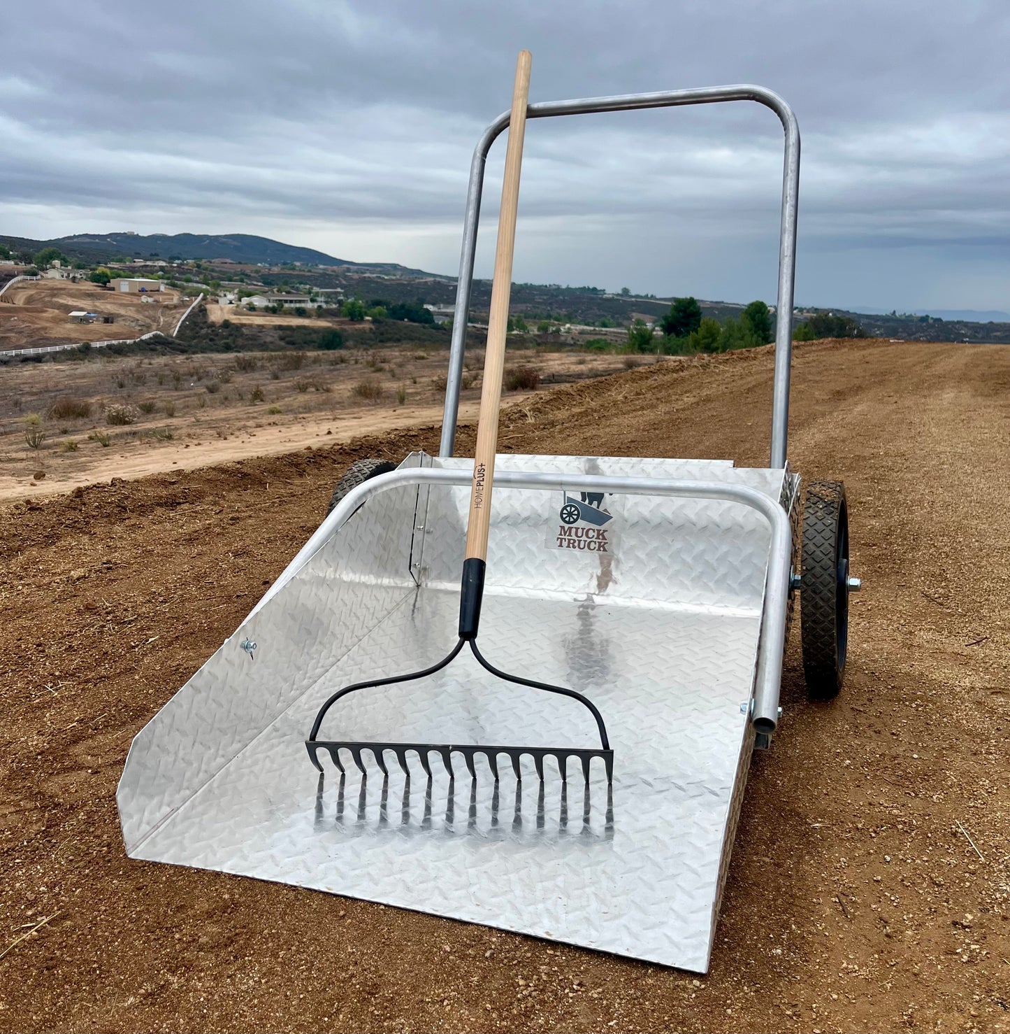 Muck Truck Wheelbarrow w/Removable Tray